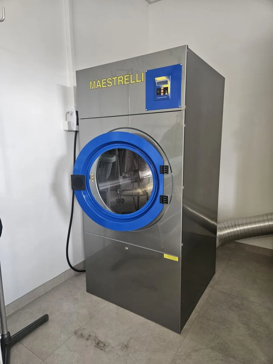 Detalj stroja za kemijsko čišćenje u čistionici Clean