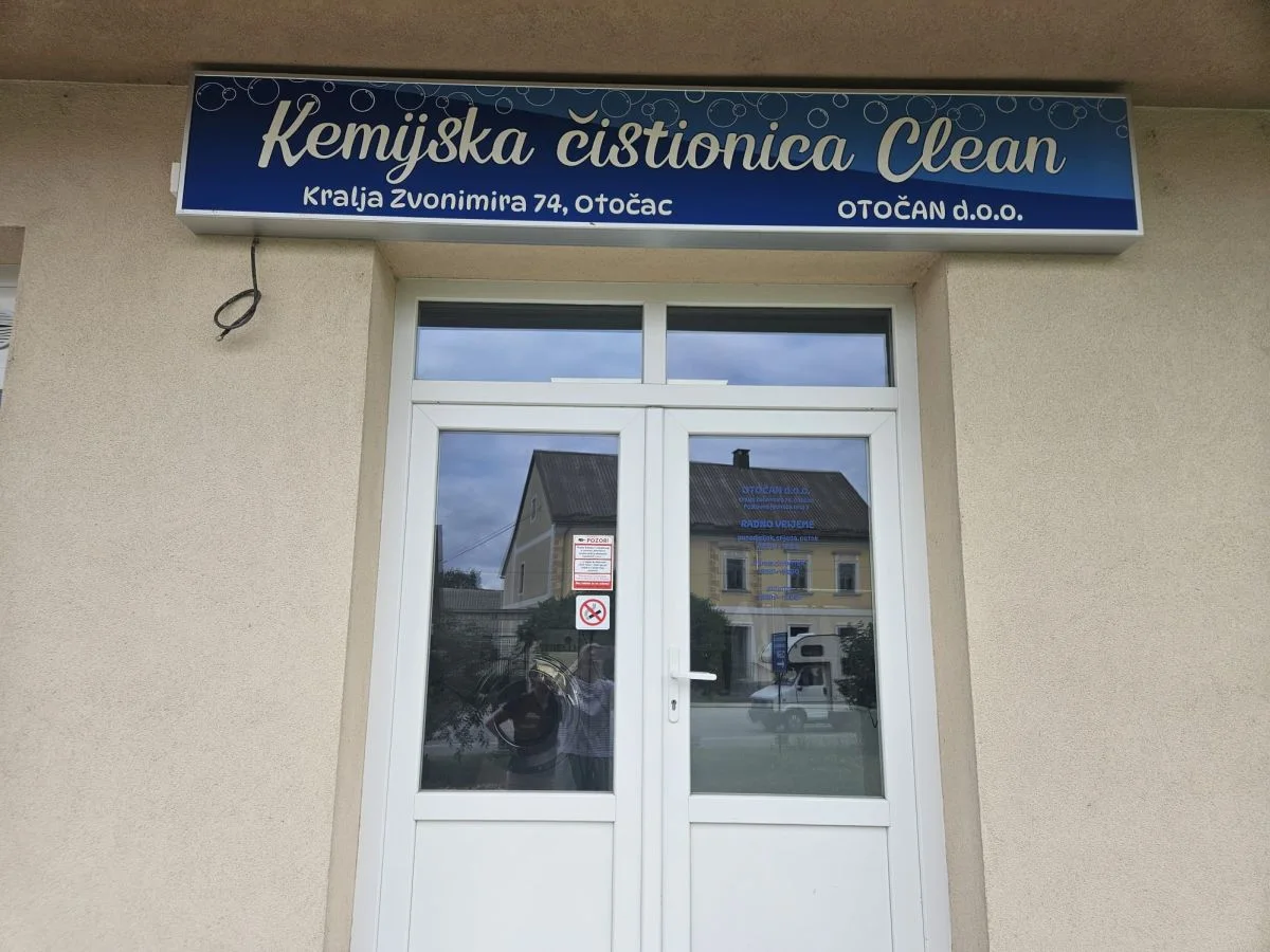 Natpis Kemijske čistionice Clean na fasadi u Otočcu