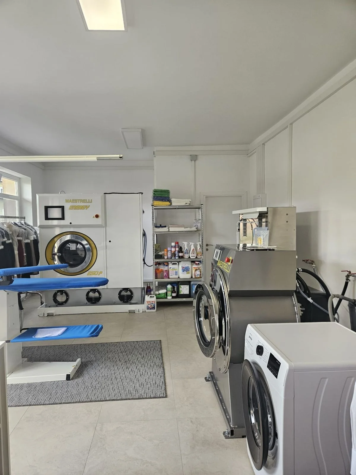Strojevi za pranje i kemijsko čišćenje u praonici Clean u Otočcu