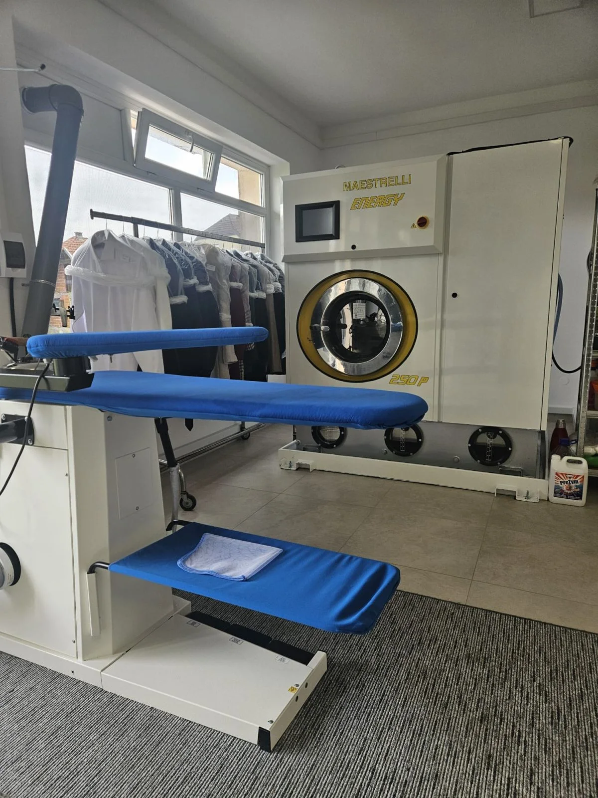 Strojevi za kemijsko čišćenje i peglanje u praonici Clean u Otočcu