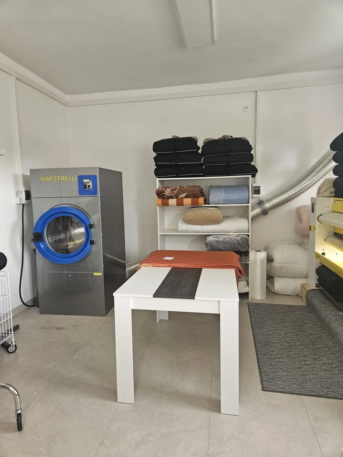 Uredno složeno rublje i tekstil pripremljeni za preuzimanje u čistionici Clean