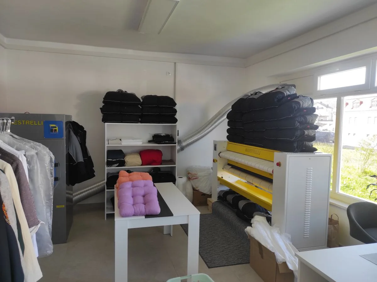 Unutrašnjost praonice Clean s opremom za peglanje i slaganje rublja